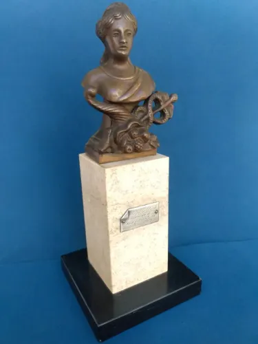 Escultura em Bronze para Formandos em Contabilidade/Economia