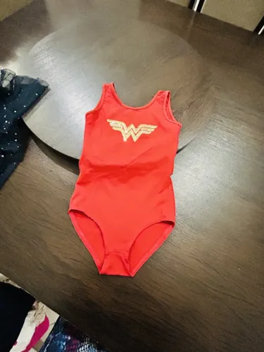 Fantasia Mulher Maravilha com saia de tule veste tamanho 6/8 por R$ 40,00