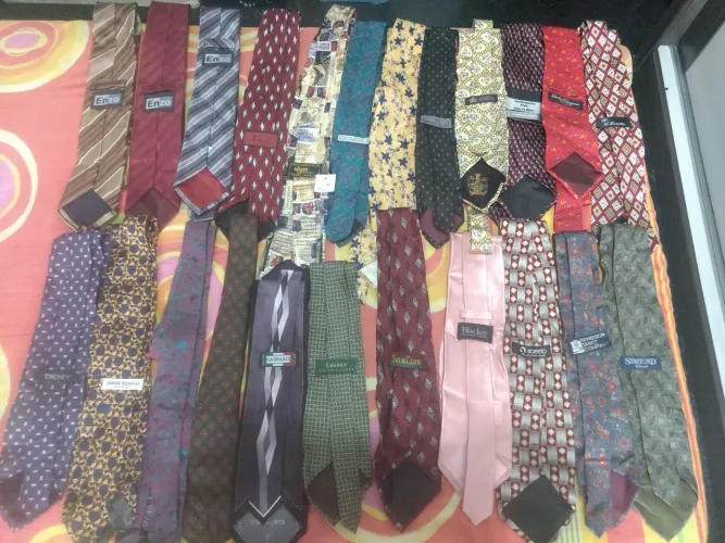 23 Gravatas de Seda - Diversas Marcas/ R$ 50,00 cada uma.