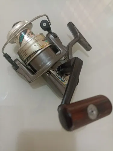 Molinete de pesca Daiwa 2500-ZB Regal X