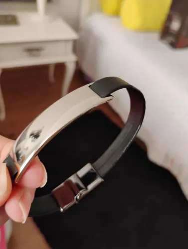 Pulseira couro sintético preta unissex com placa lisa prata