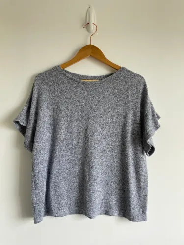 Blusa tipo cropped tam único cinza Marfinno 