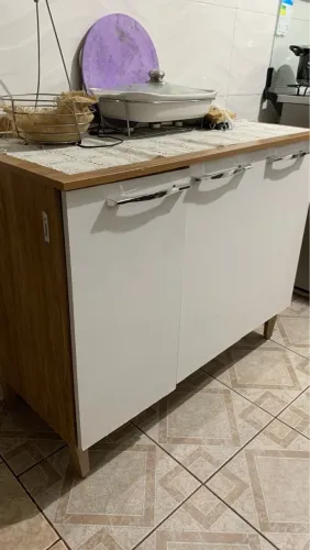 Armário de cozinha branco e amadeirado
