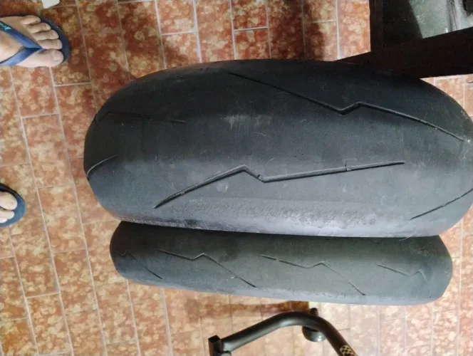 Pneu em bom estado moto esportiva