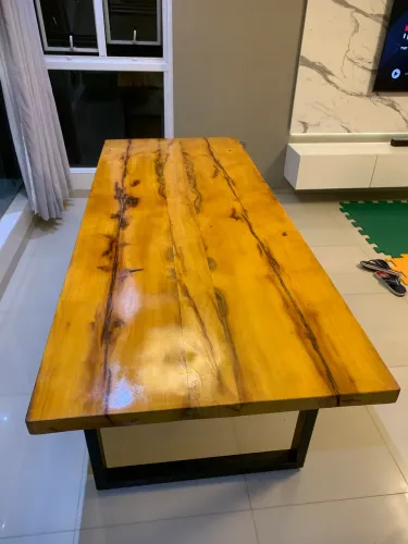 Mesa com base em metalon