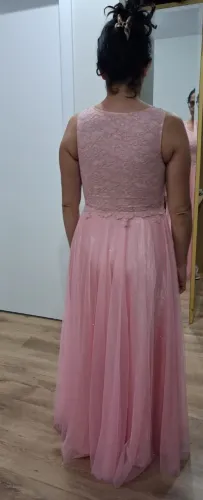 Vestido de festa rosa com detalhes em renda