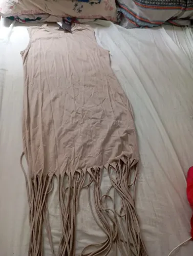 Vestido bege com franjas