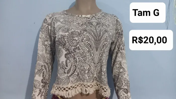 Blusa branca com estampa paisley tamanho G