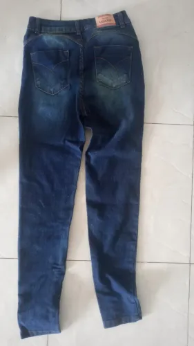 Calça jeans azul escura tamanho 40