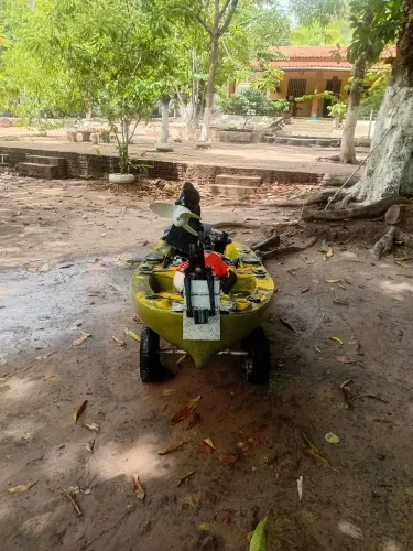 Única oportunidade vendo kaiaque marca robalo com motor de poupa nunca utilizado.