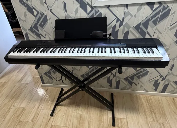 Piano Casio CDP-130 + Pedal + Estante para partitura + Suporte Saty