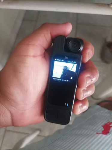 Mini câmera aporta 2k imagen e áudio muito boa 