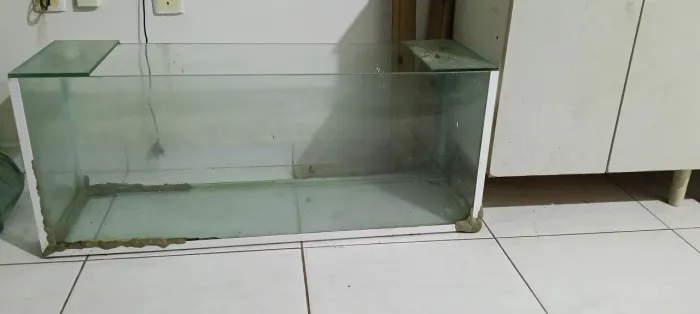 Vende-se aquário medindo um metro de comprimento e trinta cm de largura
