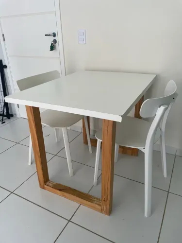 Mesa e cadeiras