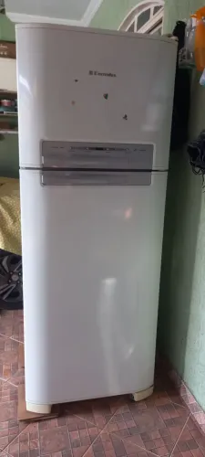 Geladeira Electrolux DF 46 celebrate