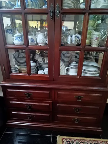 Vendo cristaleira e louceira em  madeira  maciça