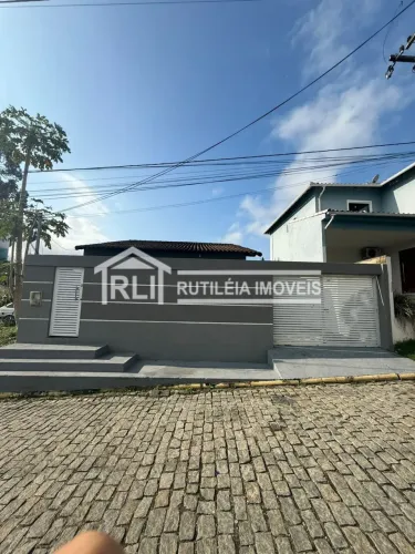 Rutileia Imóveis vende casa no Condomínio Dom Phillip, bairro Bela Vista em Itaboraí - RJ.