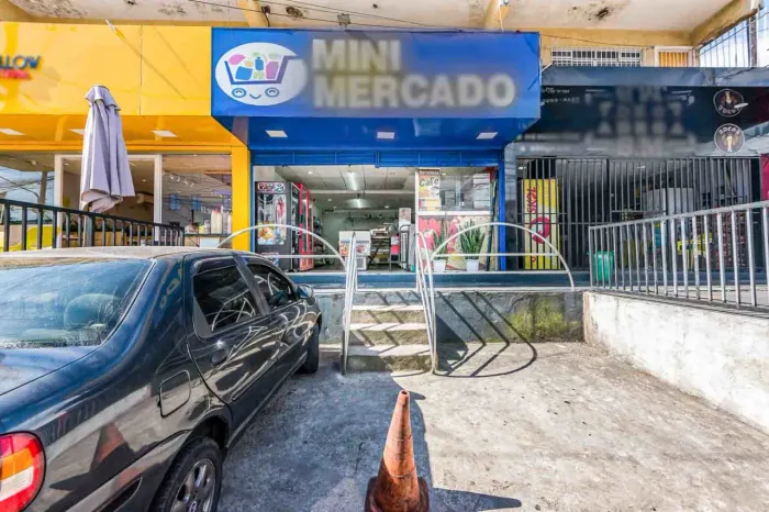 Prédio comercial na Rua Eugênio Albini, 134 150 m²