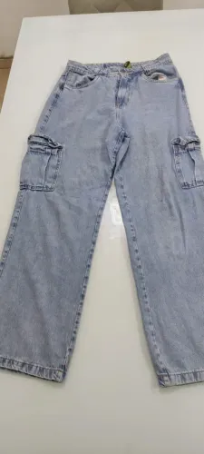 Calça jeans cargo flare