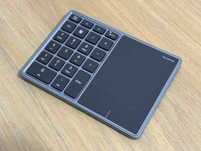 Teclado Numérico Sem Fio com Touchpad Integrado - Excelente Estado