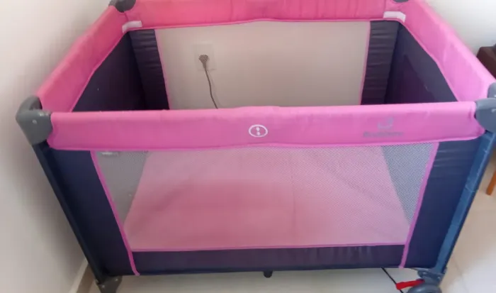 Beço cercado de menina infantil
