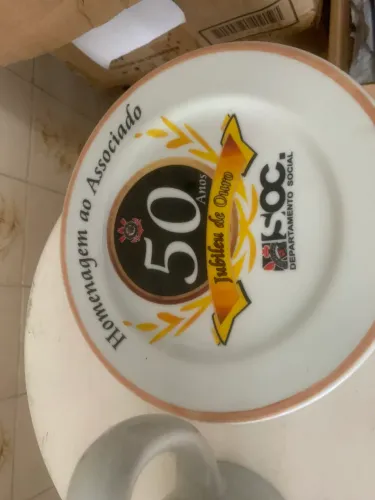 prato comemorativo em porcelana celebra o "Jubileu de Ouro" de 50 ano + cNeca
