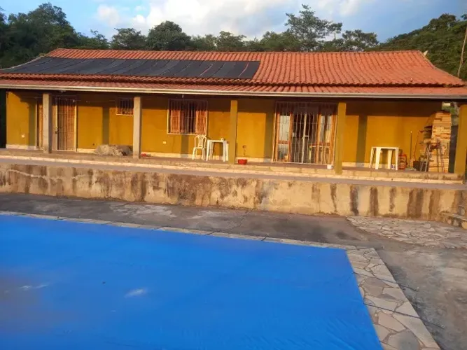 chácara porangaba 2600m2 piscina, agua encanada, internet à cabo com casa grande!