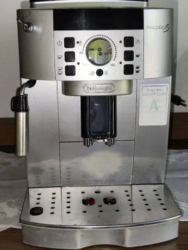 Cafeteira super automática com moedor interno.127v