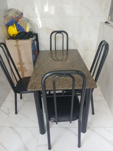 Mesa de granito com 4 cadeiras