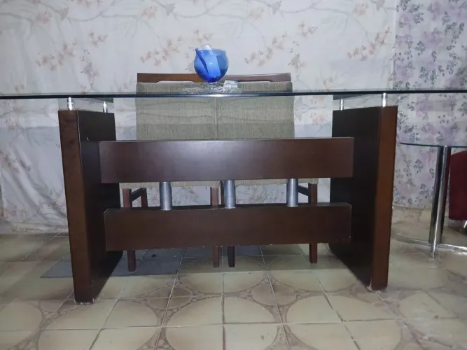 Mesa de jantar 4 cadeiras  ótimo estado. 