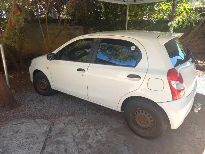 Toyota Etios X 1.3 Flex 16V 5P Mec. 2013