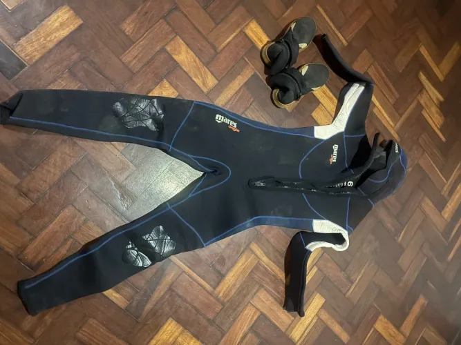 Roupas e bota de mergulho