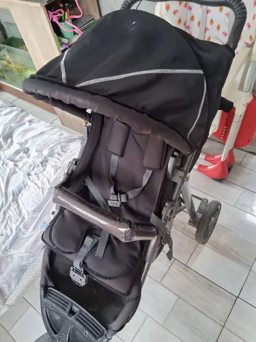 carrinho com bebê conforto 