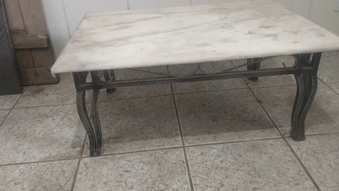 Vendo mesa de mármore base de metal