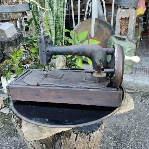 Máquina de costura à manivela