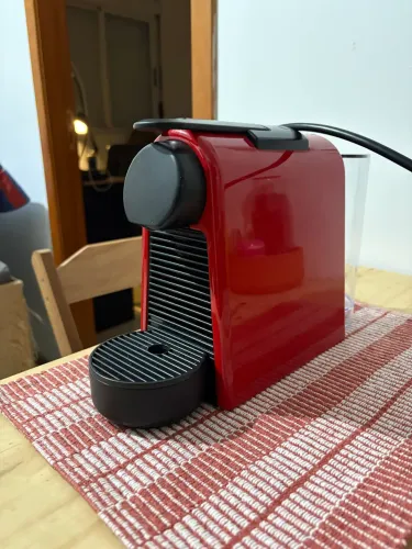 Cafeteira Nespresso Essenza Mini Vermelha 220 V