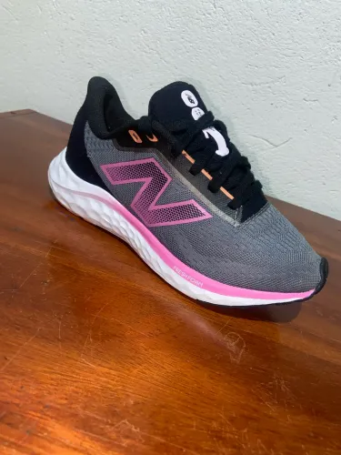 Tênis New Balance Fresh Foam Arishi V4 Feminino - Tam. 37
