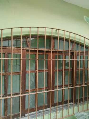 Vitro colonial de madeira macia c/ grade 