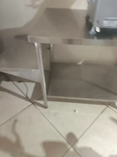 Vendo mesa em inox muito boa medida 1,00 larg por 0,70 de prof e 0,84 de alt mais mesa aux
