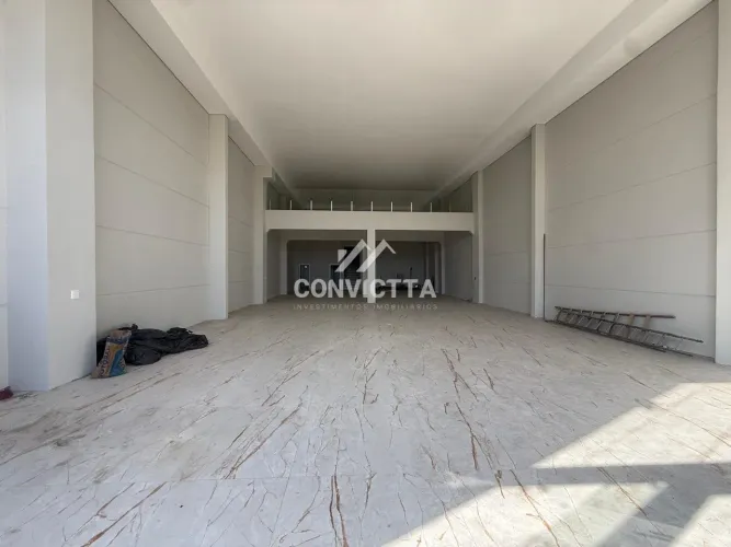 Sala/Loja Comercial com Mezanino no São Pelegrino,próximo ao Parque Cinquentenário.