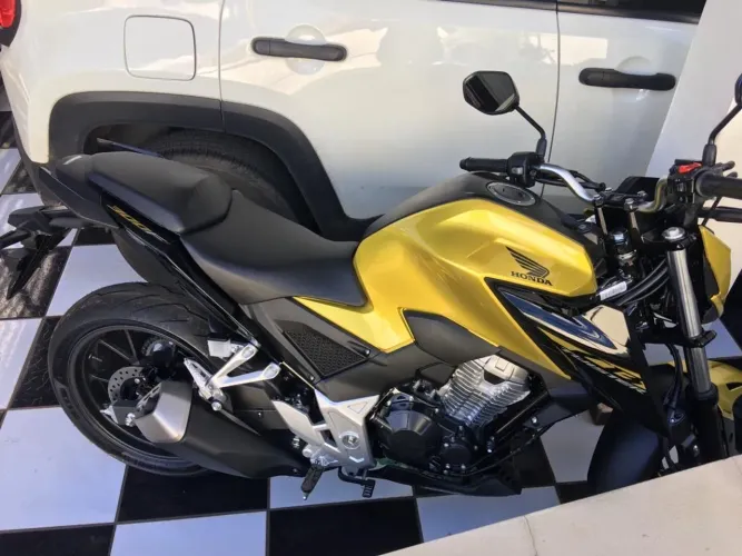 CB300F Twister Dourada Novinha