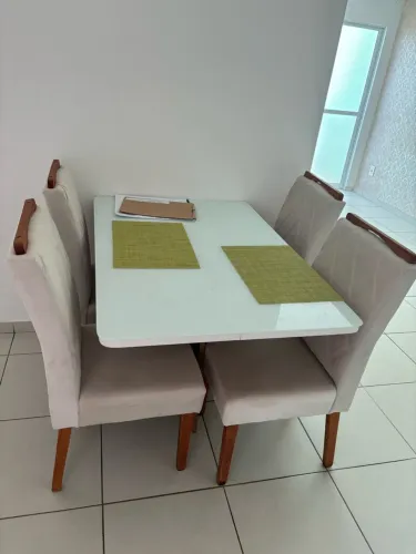 Mesa com 4 cadeiras