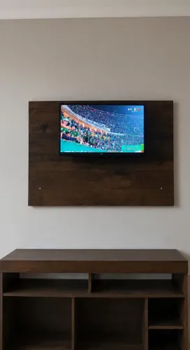 Televisão smart lg 28 polegadas, brinde rack com painel.
