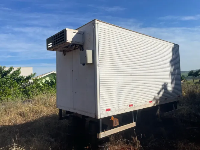 Vendo baú térmico com sistema acoplado 220v