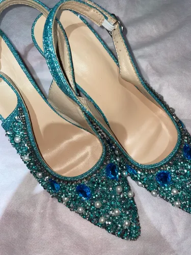 Scarpin Azul Turquesa com Pedrarias e Pérolas SHEIN - Nunca Usado
