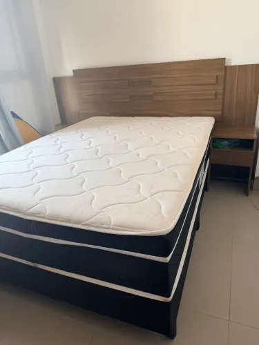 Cama de casal seminova com Cabeceira