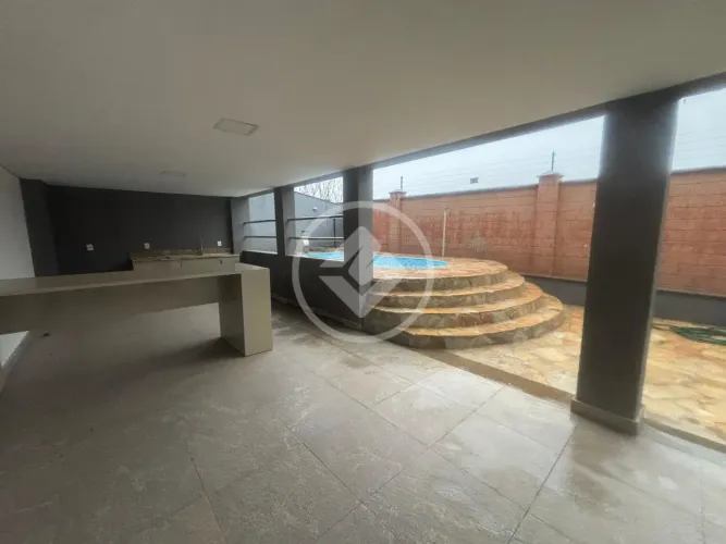 CASA EM CONDOMINIO DE TRES SUITES. TRES PAVIMENTOS, SALAS INTEGRADAS, 05 BANHEIROS, VISTA 