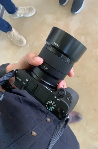 SONY A6400 + 50mm 1.8 + 3 baterias (pra sair rápido)