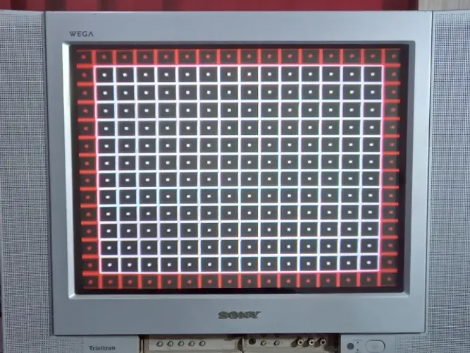TV DE TUBO SONY WEGA 21p, TELA PLANA E VIDEO COMPONENTE - OBS: Tem alguns riscos na tela! 