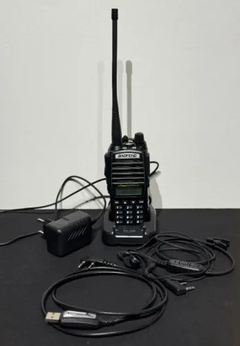 Rádio Baofeng UV-82 Dual Band - Kit Completo (Fone + Base + Cabo de Programação)